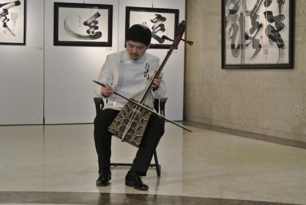 “ТЭНГЭРИЙН БИЧЭЭС” уран бүтээлчдийн нэгдсэн каллиграфын үзэсгэлэн нээгдлээ